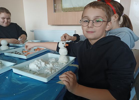 Zabawy uczniów w holu szkoły