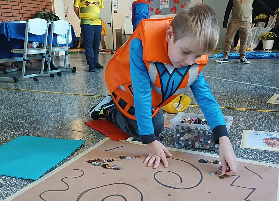 Chłopiec układa guziki