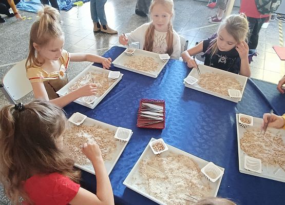 Dzieci oddzielają groch od ryżu