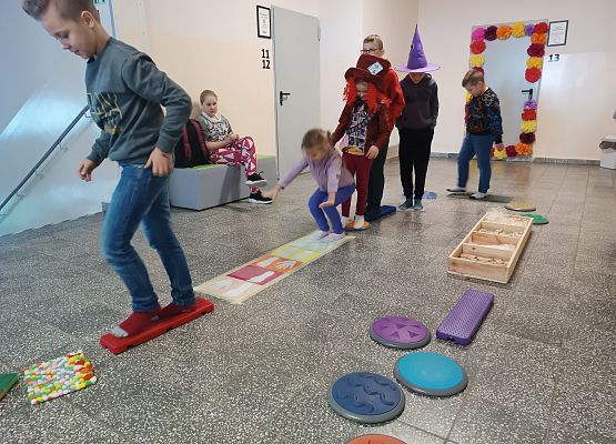 Uczniowie na ścieżce sensorycznej