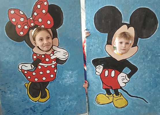 Dzieci pozują do zdjęcia w makiecie Myszki Miki
