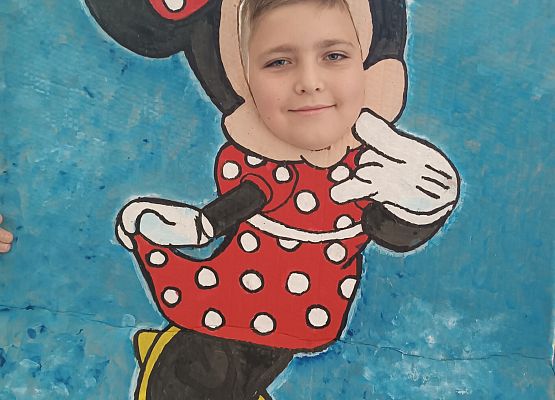 Dziecko w makiecie  Myszki Minnie