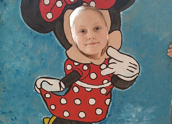 Dziecko w makiecie  Myszki Minnie