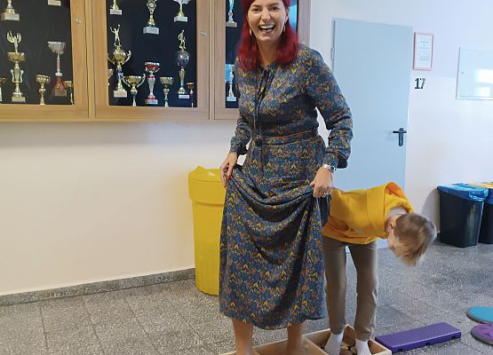 Nauczycielka pokonuje ścieżkę sensoryczną