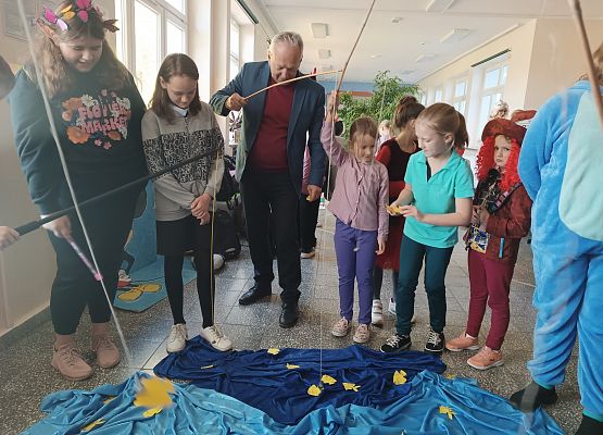 Pan dyrektor z dziećmi łowi ryby