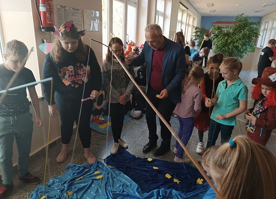 Pan dyrektor z dziećmi łowi ryby