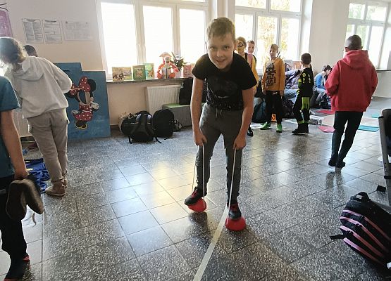 Zabawy uczniów w holu szkoły