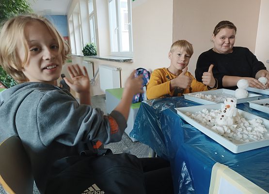 Dzieci lepią bałwanki