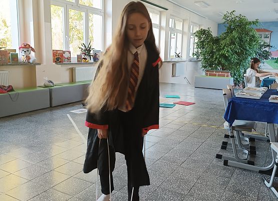 Uczennica w przebraniu pokonuje trasę Kota w butach