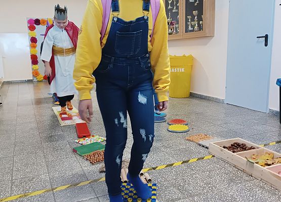 Uczniowie na ścieżce sensorycznej