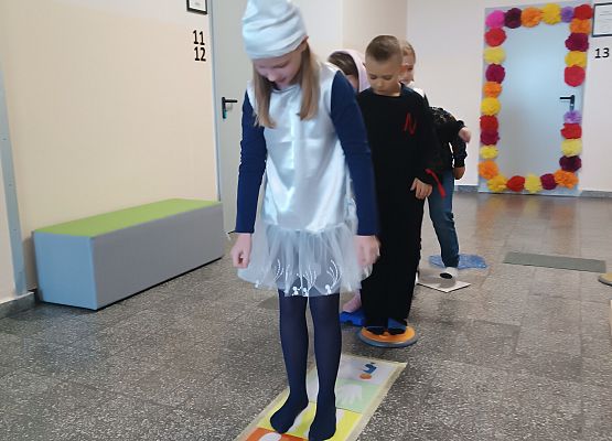 Uczniowie na ścieżce sensorycznej