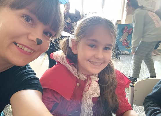 Przebrane w bajkowe stroje uczennica i nauczycielka