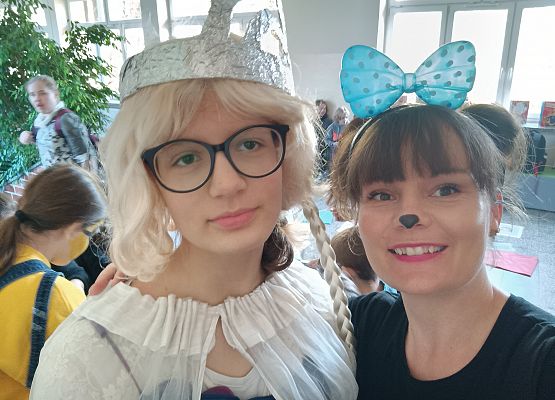 Przebrane w bajkowe stroje uczennica i nauczycielka