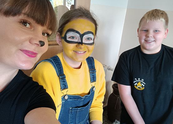 Przebrane w bajkowe stroje uczennica i nauczycielka