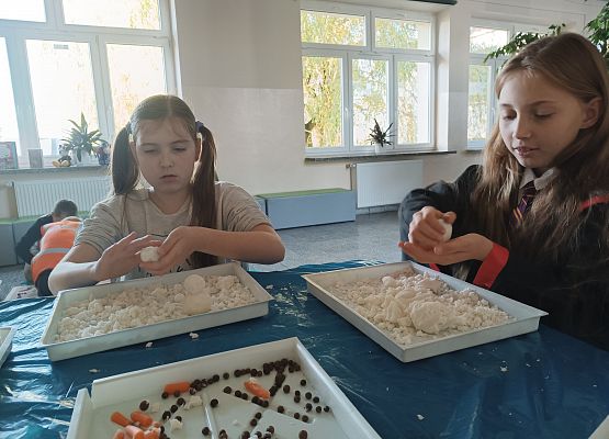Uczennice lepią bałwanki