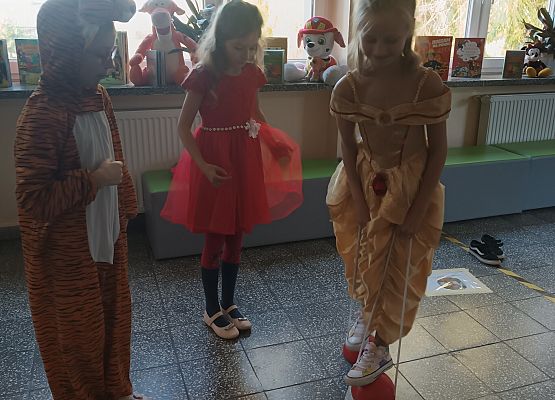 Zabawy uczniów w holu szkoły