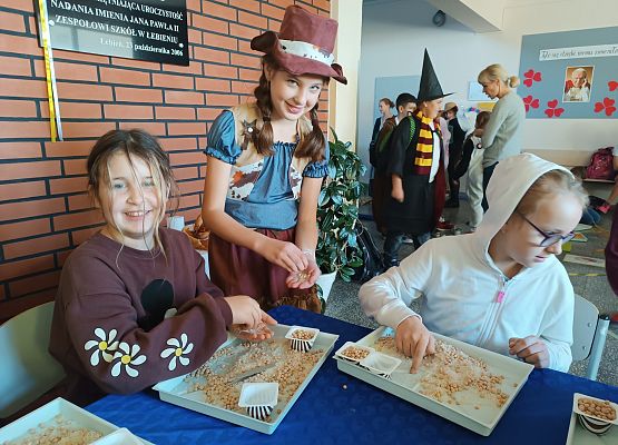 Uczennice oddzielają groch od ryżu