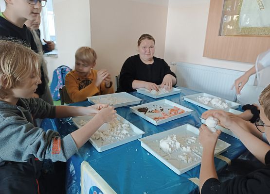 Dzieci lepią bałwanki