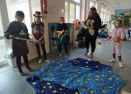 Uczniowie łowią rybki