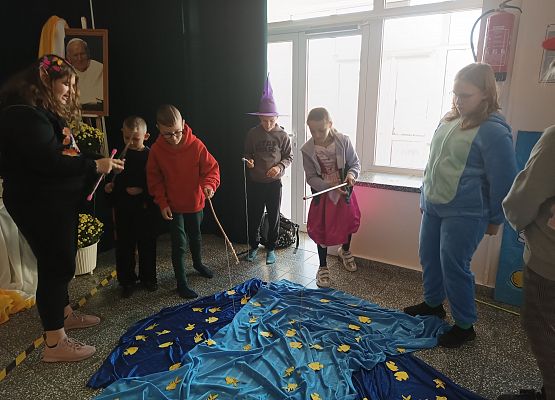 Uczniowie łowią rybki