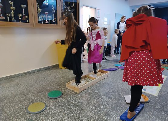 Uczniowie na ścieżce sensorycznej