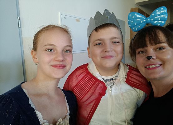 Przebrani w bajowe stroje uczniowie  i nauczycielka