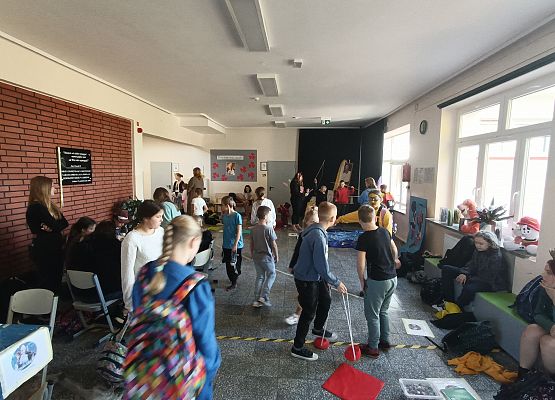 Zabawy uczniów w holu szkoły