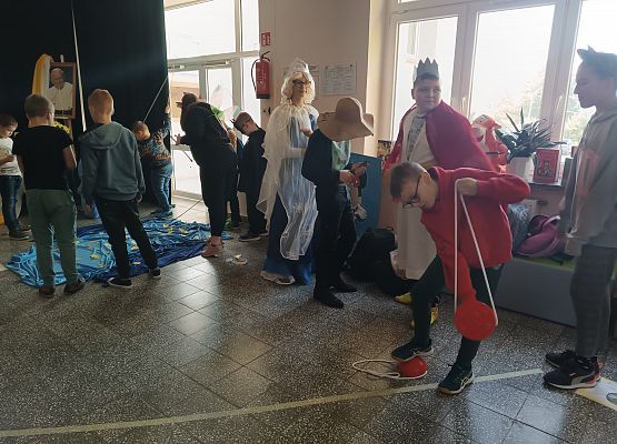 Zabawy uczniów w holu szkoły