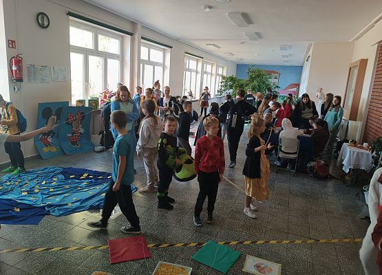 Zabawy uczniów w holu szkoły