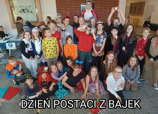 Uczniowie stoją w grupie i pozują do zdjęcia