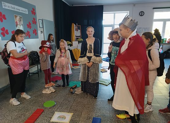 Uczniowie na ścieżce sensorycznej