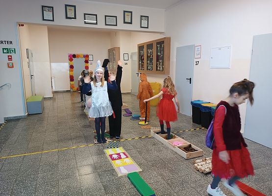 Uczennice pokonują ścieżkę sensoryczną