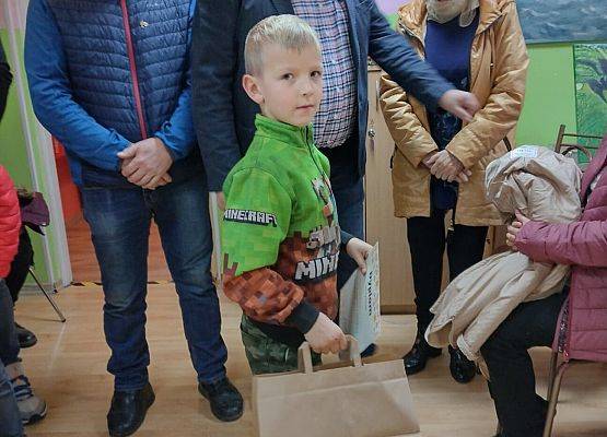 Chłopiec odbiera nagrodę