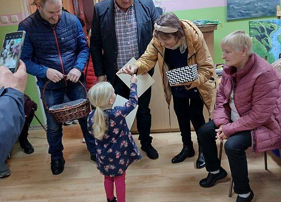 Dziewczynka odbiera nagrodę