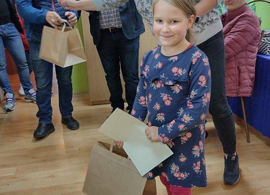 Dziewczynka odbiera nagrodę