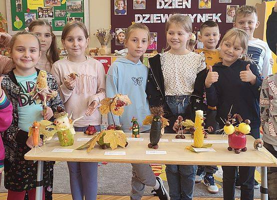 Uczniowie ze swoimi pracami