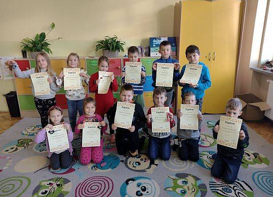 Uczniowie z dyplomami