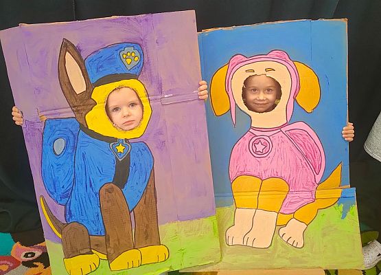 Dzieci w bajkowych makietach pozują do zdjęcia