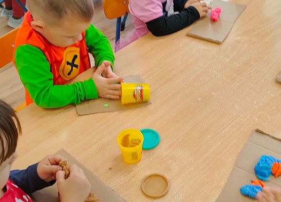 Dzieci bawią się ciastoliną