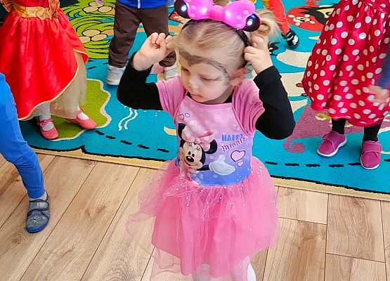 Przebrane przedszkolaki tańczą