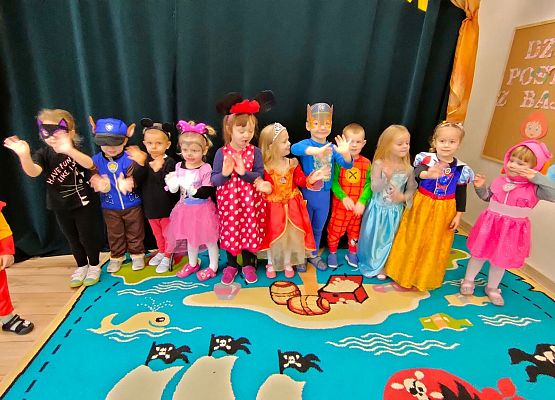 Dzieci przebrana za postacie z bajek stoją na scenie