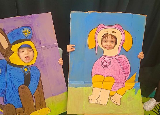 Dzieci w bajkowych makietach pozują do zdjęcia