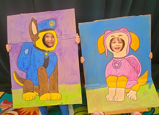 Dzieci w bajkowych makietach pozują do zdjęcia