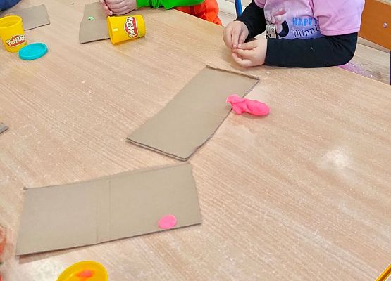 Dzieci rysują postacie z bajek