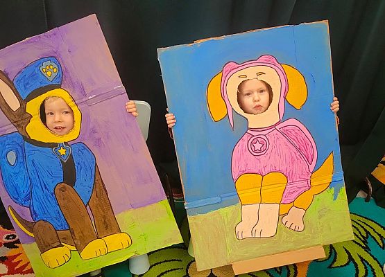 Dzieci w bajkowych makietach pozują do zdjęcia