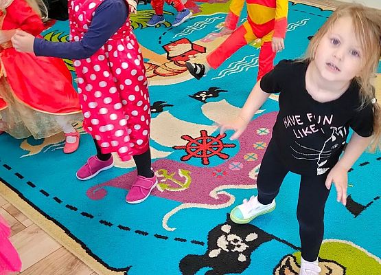 Przebrane przedszkolaki tańczą