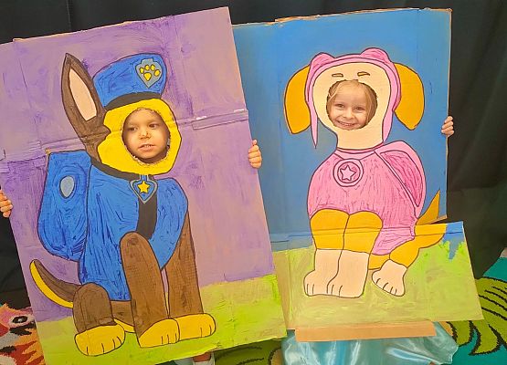 Dzieci w bajkowych makietach pozują do zdjęcia