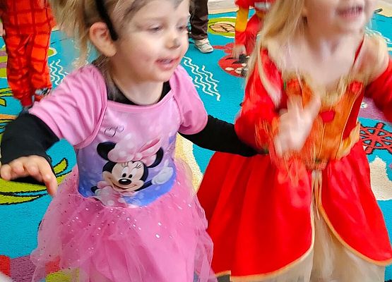 Przebrane przedszkolaki tańczą