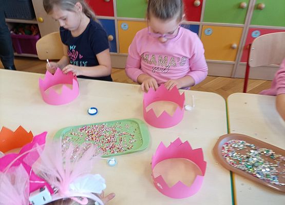 Dzieci ozdabiaj cekinami papierowe korony