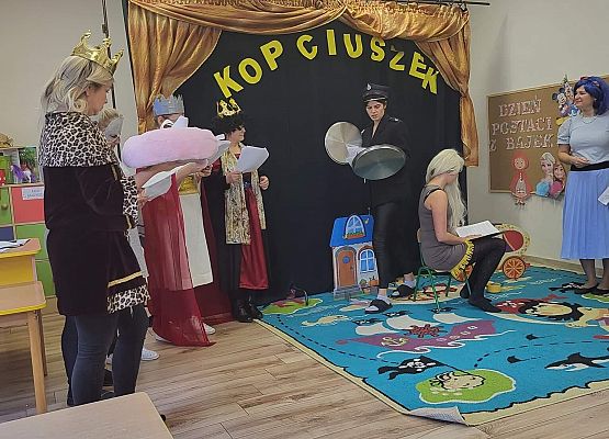 Panie odgrywają swoje role w przedstawieniu Kopciuszek
